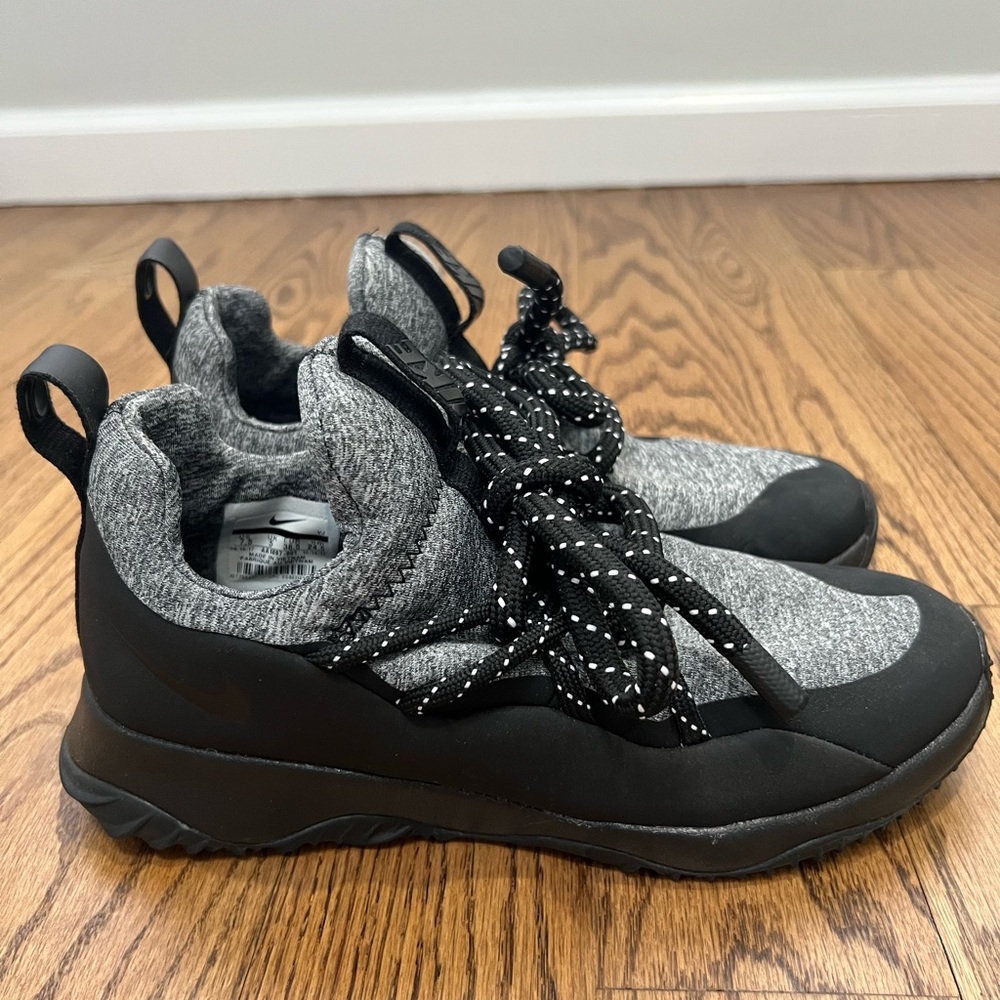 Nike women’s Black and Gray Sneakers